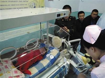 黑河一公廁傳出啼哭聲 市民跳糞坑救出赤身男嬰(圖)