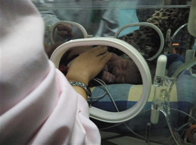 黑河一公廁傳出啼哭聲 市民跳糞坑救出赤身男嬰(圖)