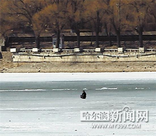 哈爾濱一名醉漢不聽勸阻 冒險過江兩次掉進(jìn)清溝(圖)