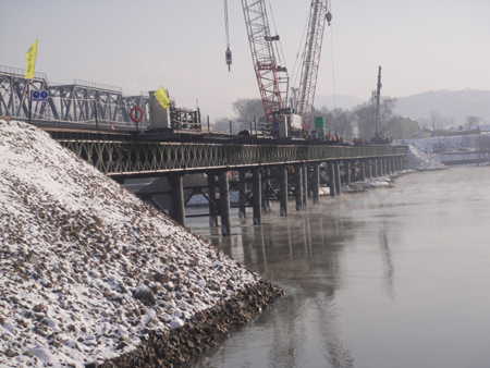 吉圖琿客專松花江特大橋上游施工棧橋架通