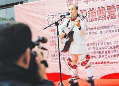 七旬老爹“一心六用” 演奏四種樂(lè)器邊唱邊跳
