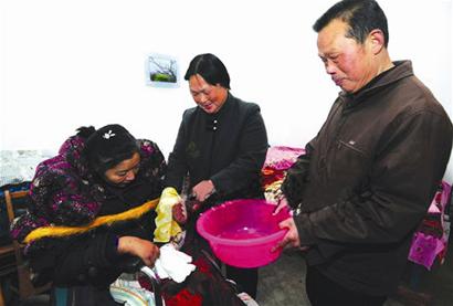 鄖西好公婆伺候癱瘓兒媳15載 在當(dāng)?shù)貍鳛槊勒?/></p>

<p align=