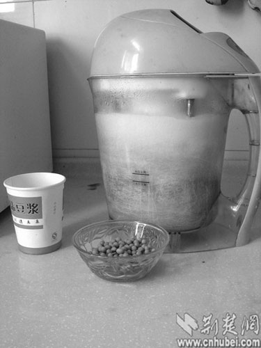 揭開街頭現(xiàn)磨豆?jié){面紗:豆?jié){精增稠劑甜味素制成