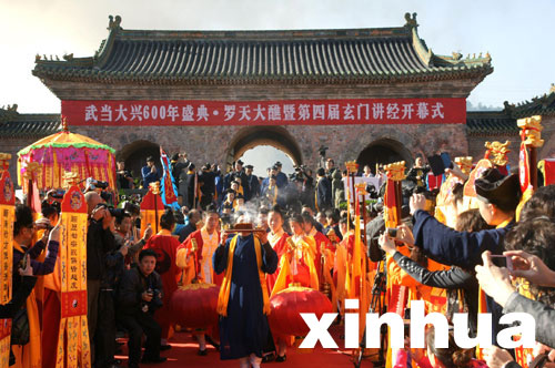 海內(nèi)外28個(gè)道教經(jīng)團(tuán)在湖北武當(dāng)山祈福