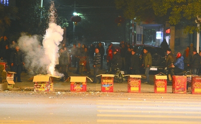 爆竹上演最后的瘋狂：環(huán)衛(wèi)工無(wú)奈上路“消”夜