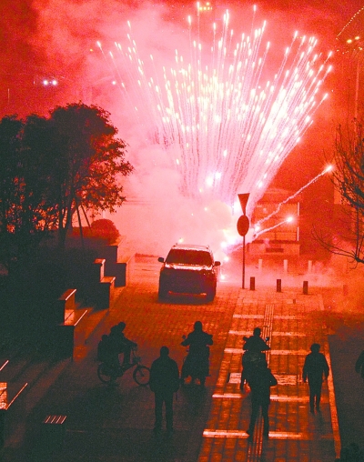 爆竹上演最后的瘋狂：環(huán)衛(wèi)工無(wú)奈上路“消”夜