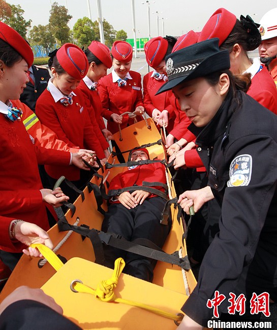 武漢高鐵“動(dòng)姐”參加消防演練