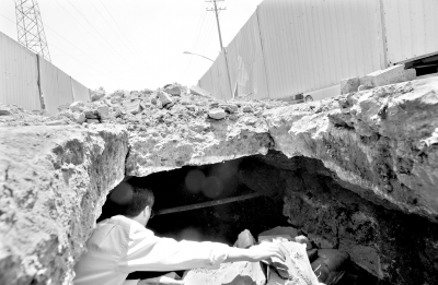 白玉路突現10平米大坑 原因或為水管漏水掏空土層