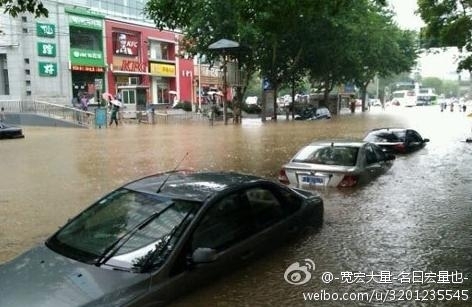武漢遭暴雨襲擊 “海景”隨處可見(jiàn)市民再“看海”