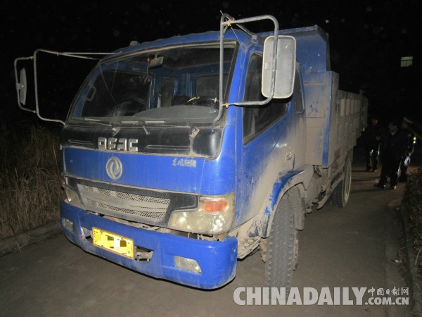 貨車(chē)后欄板敞開(kāi)秒變傷人利器 摩托車(chē)司機(jī)不幸撞上身亡