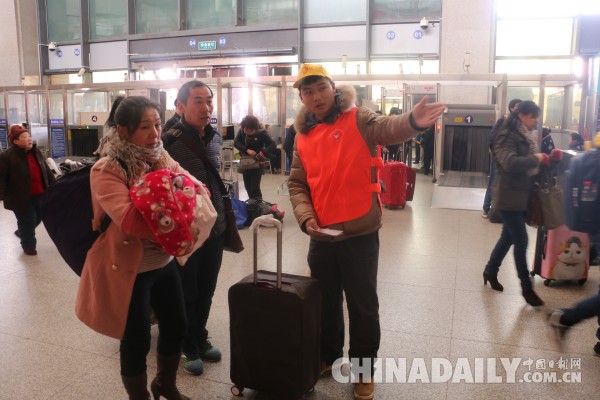 95后小鮮肉讓寒冬變暖 武漢一高校大學(xué)生志愿者服務(wù)春運(yùn)