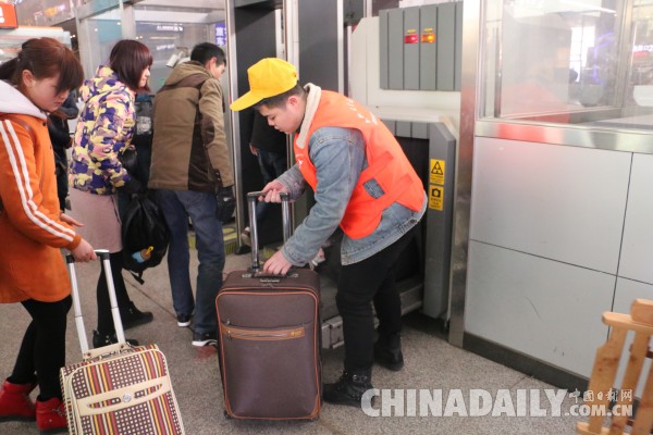 95后小鮮肉讓寒冬變暖 武漢一高校大學(xué)生志愿者服務(wù)春運(yùn)