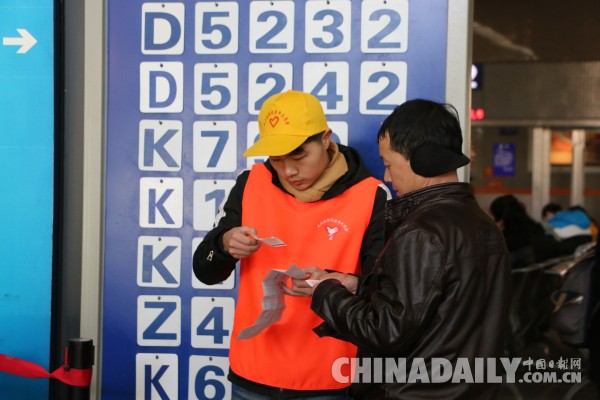 95后小鮮肉讓寒冬變暖 武漢一高校大學(xué)生志愿者服務(wù)春運(yùn)