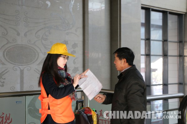 95后小鮮肉讓寒冬變暖 武漢一高校大學(xué)生志愿者服務(wù)春運(yùn)