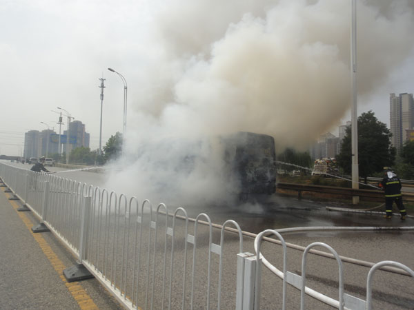 大客車行駛中起火 節(jié)日客運(yùn)安全敲警鐘
