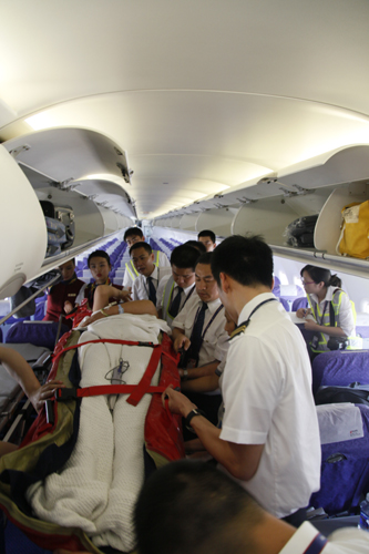 國航湖北分公司護(hù)送擔(dān)架旅客平安回家