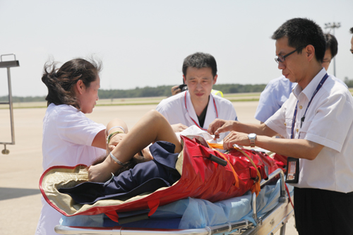 國航湖北分公司護(hù)送擔(dān)架旅客平安回家