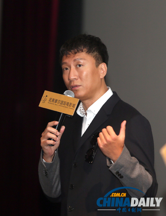 孫紅雷抵達(dá)武漢宣傳《全民目擊》為電影節(jié)預(yù)熱