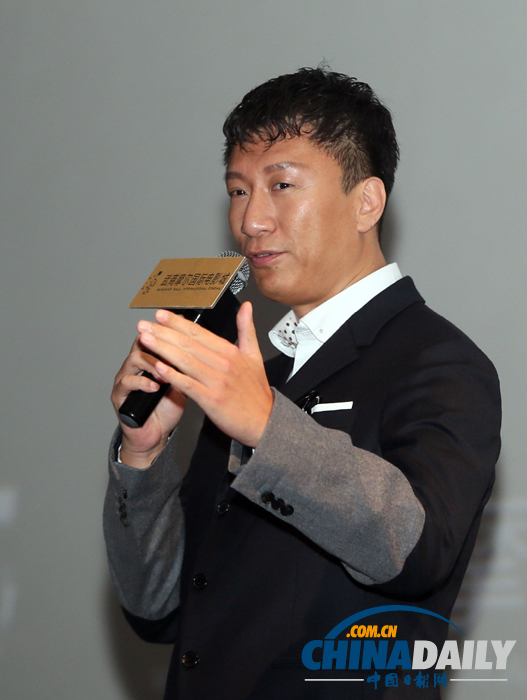 孫紅雷抵達(dá)武漢宣傳《全民目擊》為電影節(jié)預(yù)熱