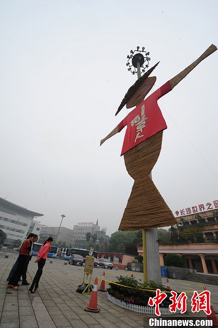 長沙舉辦稻草人藝術(shù)節(jié) 千款創(chuàng)意稻草人亮相