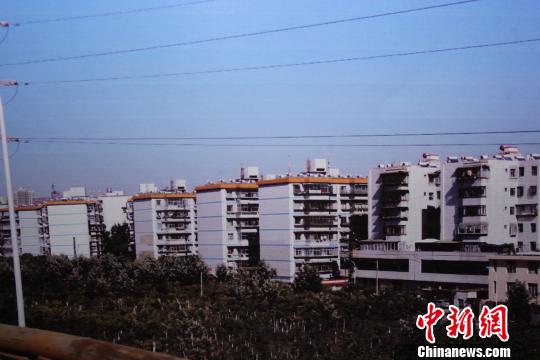 昆明為迎接“南博會(huì)”清洗粉刷改造千余棟老樓