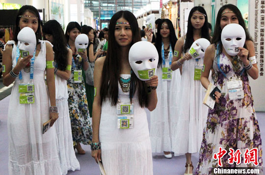 深圳服裝服飾交易會(huì)開幕 現(xiàn)場(chǎng)上演面具美女秀