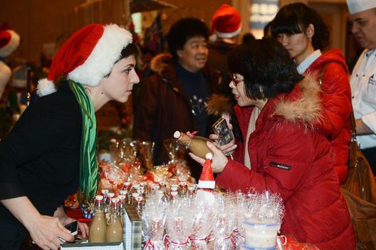 百余位外國友人在長春參加“慈善圣誕集市”