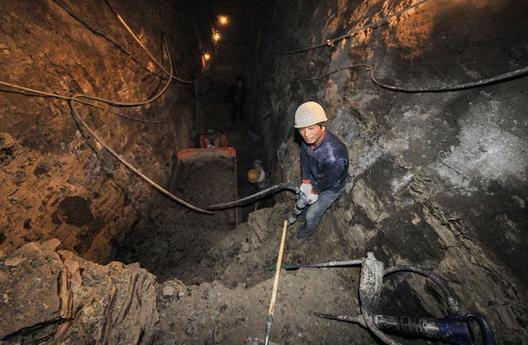 地下28米的地鐵施工現(xiàn)場：城市新路從這里鋪就