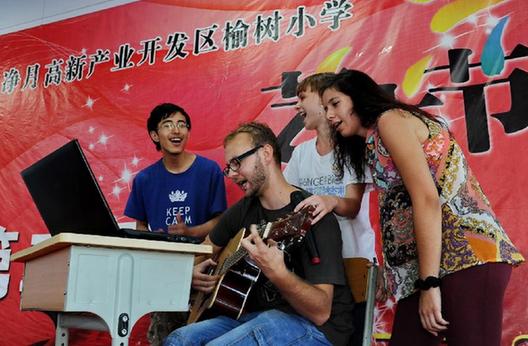 洋學(xué)生下鄉(xiāng)支教的“最后一課”