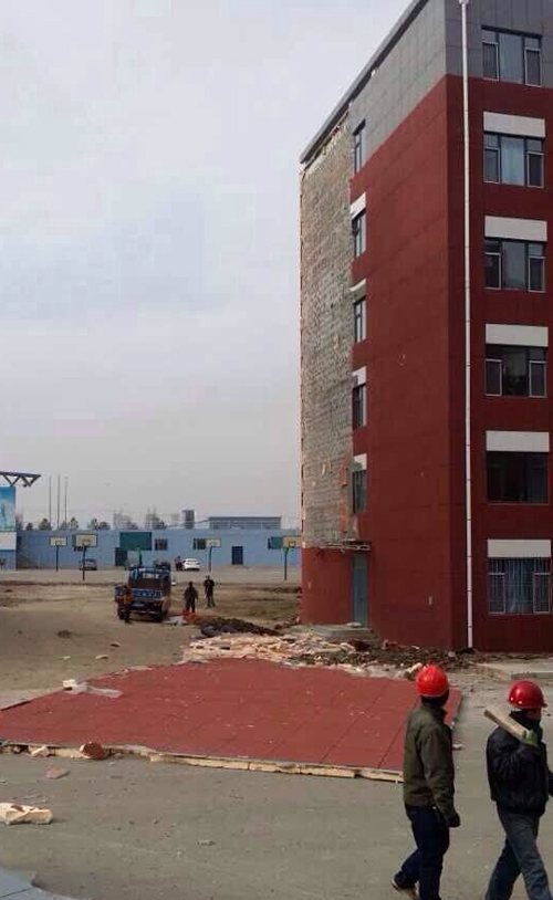 長(zhǎng)春一高校宿舍樓外墻皮被風(fēng)吹落 網(wǎng)友調(diào)侃