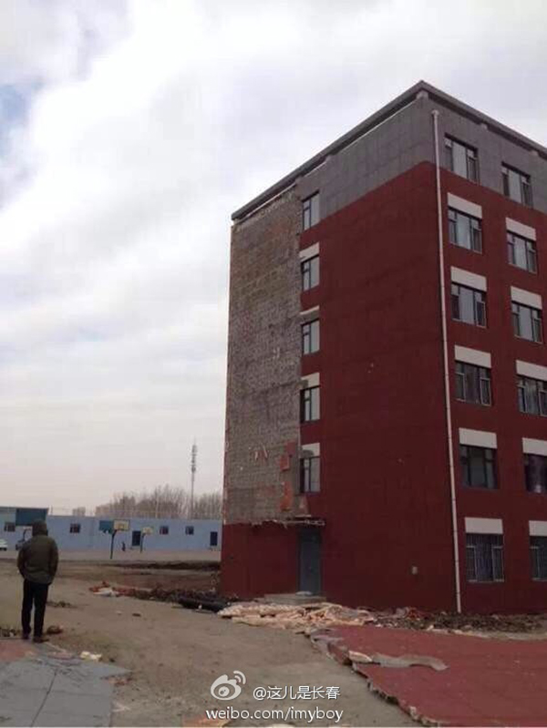 長(zhǎng)春一高校宿舍樓外墻皮被風(fēng)吹落 網(wǎng)友調(diào)侃