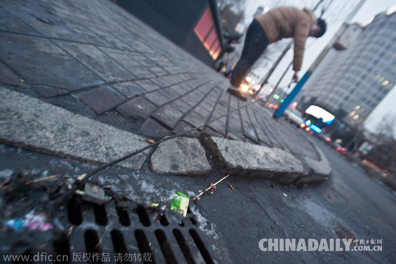 長(zhǎng)春街頭井蓋鎖在路燈桿上 市民稱為防盜太拼了