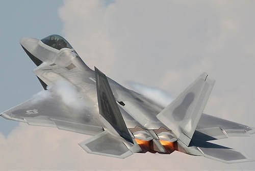 中國武器走向世界 “梟龍”與“猛禽”同臺競技