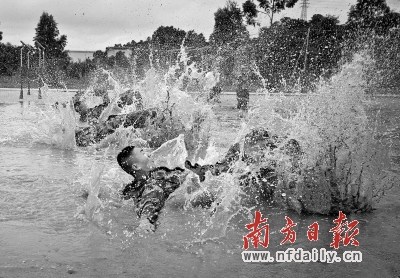 中國(guó)兩棲偵察兵據(jù)槍訓(xùn)練 槍桿放硬幣20分鐘不掉