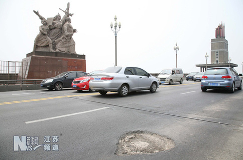 南京長江大橋橋面受損