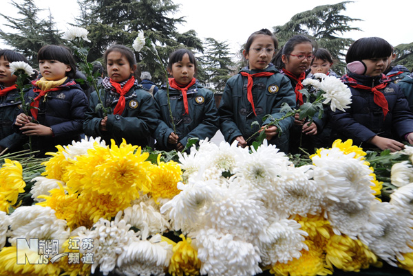 南京舉行國際和平集會悼念南京大屠殺30萬同胞遇難75周年