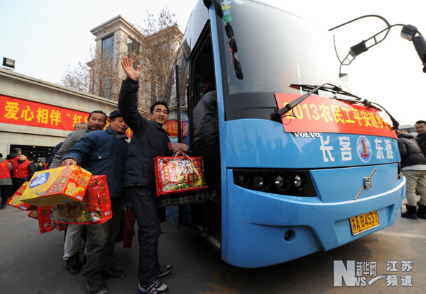 一批農(nóng)民工坐上開往江蘇高郵方向的免費專車