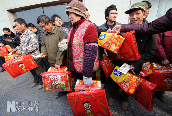 一批農(nóng)民工坐上開往江蘇高郵方向的免費專車