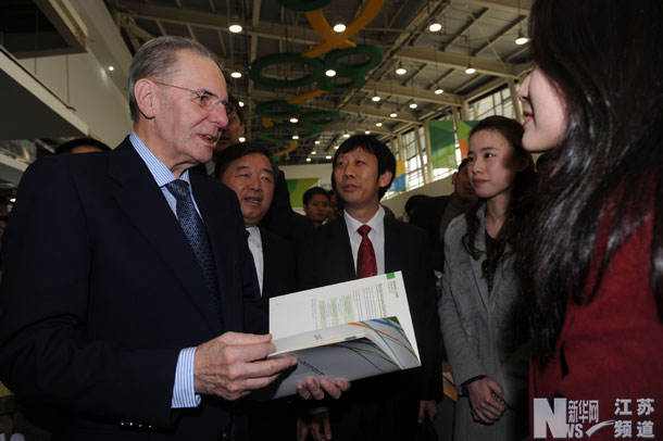 羅格（左）在南京青奧會組委會參觀