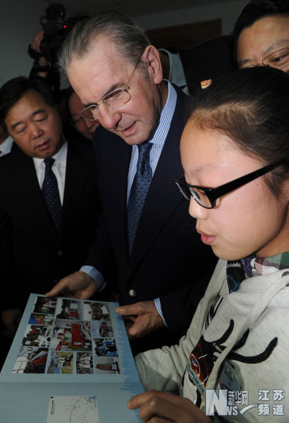 羅格(左)在南京青奧會(huì)組委會(huì)參觀