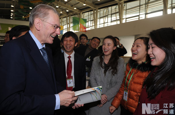 羅格（左）在南京青奧會(huì)組委會(huì)參觀