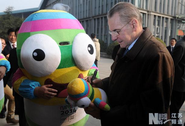 羅格(左)在南京青奧會組委會參觀