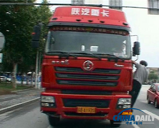 南京：外地貨車違規(guī)上橋被查 車外掛一名保安欲逃跑