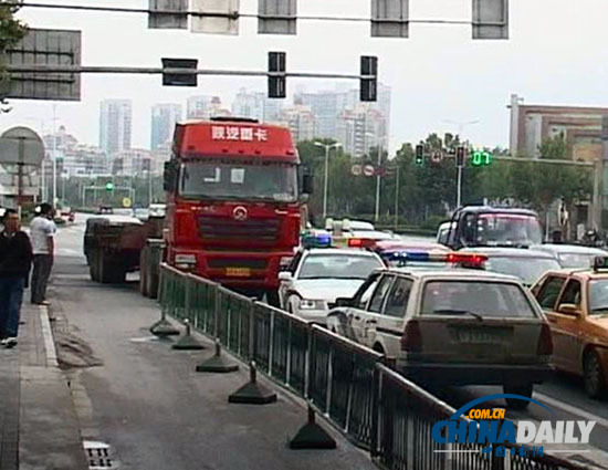 南京：外地貨車違規(guī)上橋被查 車外掛一名保安欲逃跑