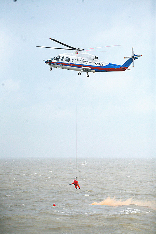 南黃海舉行大規(guī)模海上搜救綜合演習(xí)