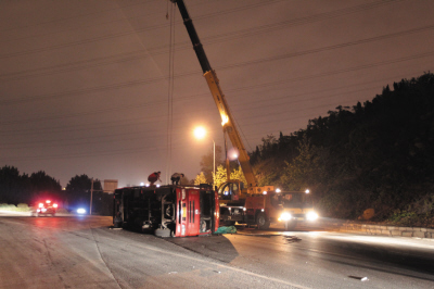 大連：速度快 車上物品移位車側(cè)翻（圖）