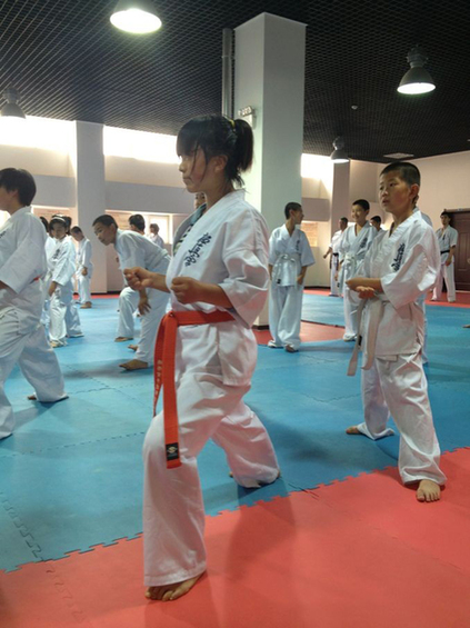 亞洲空手道大師赴孤兒學(xué)校授課