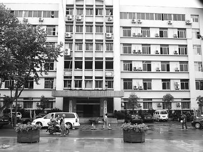 四川廣元黨政辦公樓震后成危樓 修補(bǔ)后繼續(xù)使用至今