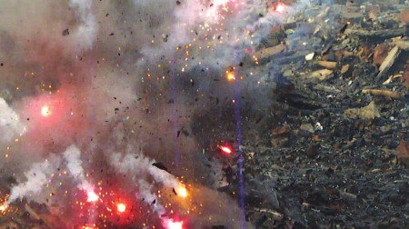 四川爆竹廠爆炸現(xiàn)場(chǎng)：妻子冒險(xiǎn)沖向煙花庫(kù)尋夫(圖)