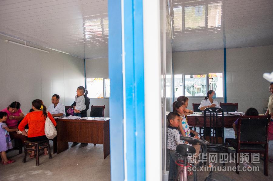 蘆山“板房門診”投入使用